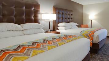 Schreibtisch, Verdunkelungsvorhänge, Bügeleisen/Bügelbrett