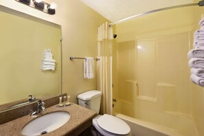 Combined shower/bathtub, free toiletries, hair dryer, towels