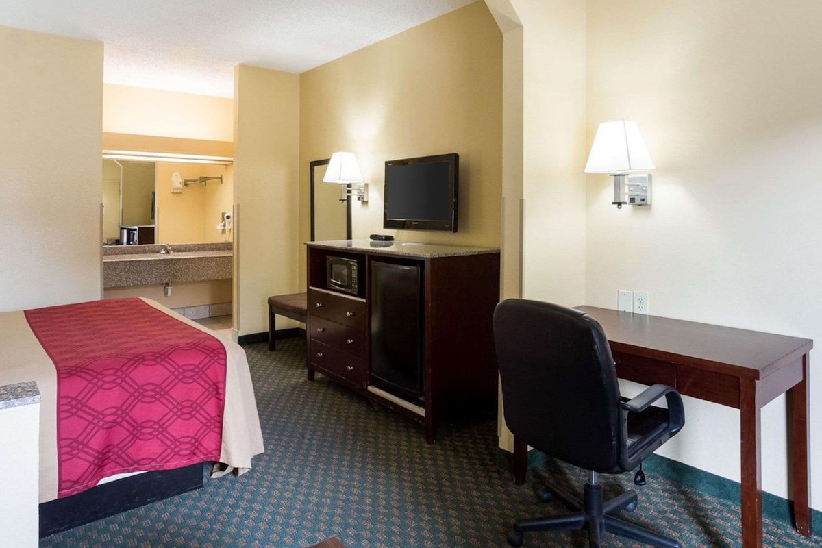 Room, 1 King Bed, Accessible, Non Smoking | Iron/ironing board, free WiFi, bed sheets, alarm clocks