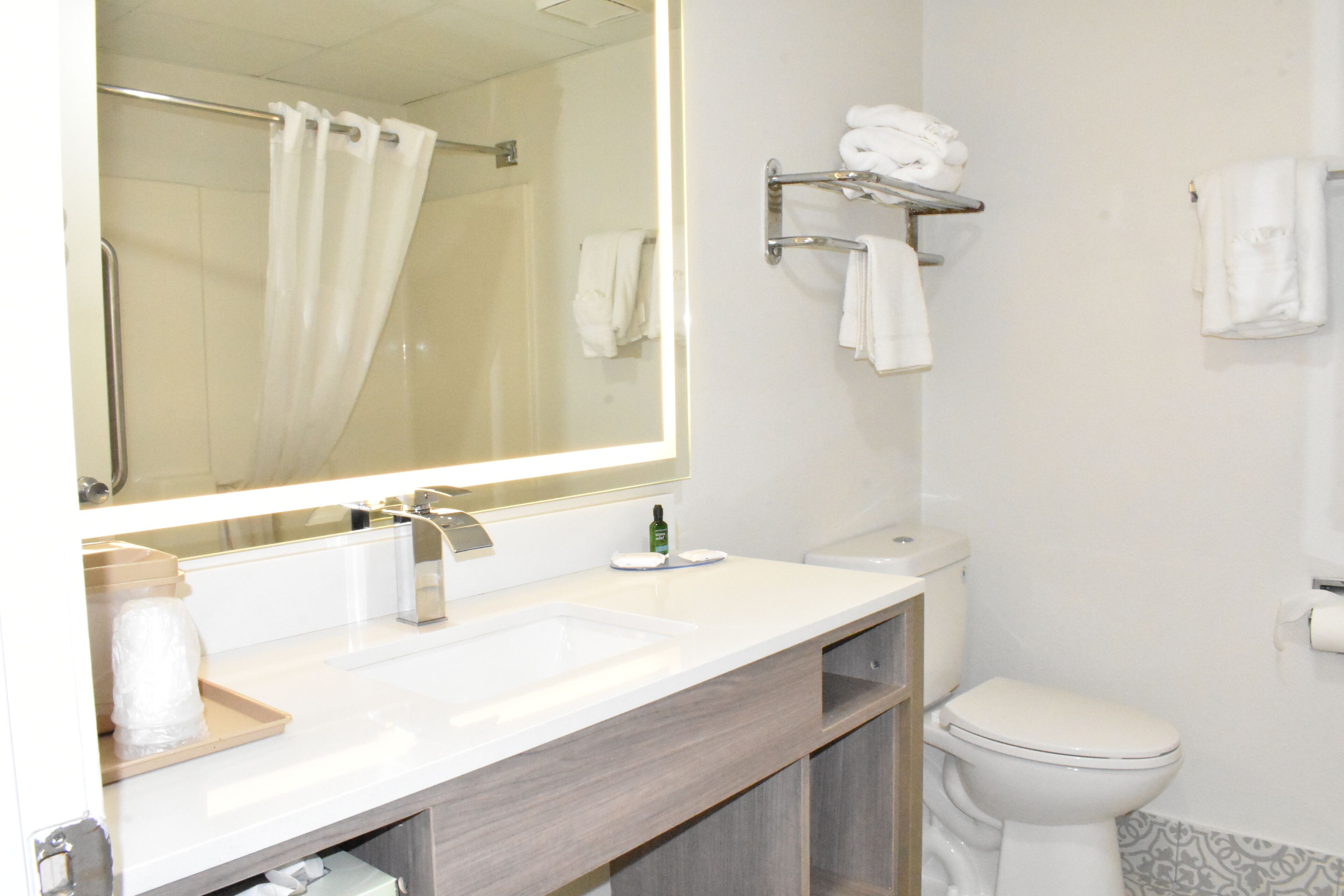 Een bad/douchecombinatie, gratis toiletartikelen, handdoeken