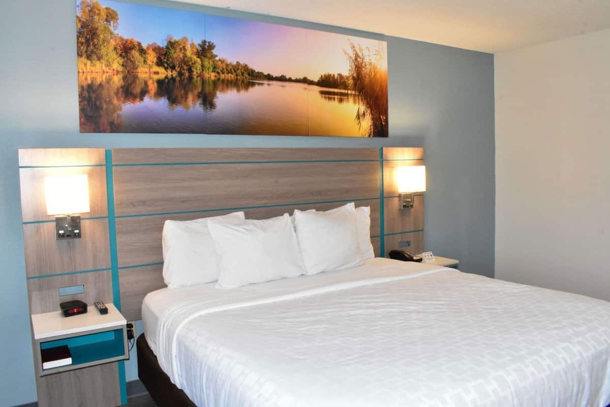 Desk, iron/ironing board, rollaway beds, free WiFi