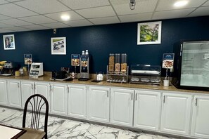 Free daily buffet breakfast - Clarion Pointe Vidalia - Lyons West (Vidalia)