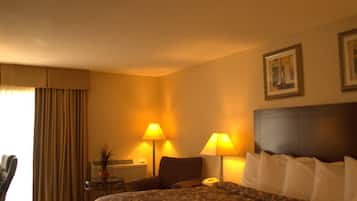 Escrivaninha, cortinas blackout, ferros/tábuas de passar roupa