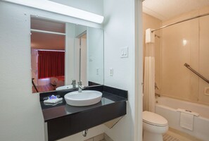 Combined shower/bathtub, rainfall showerhead, towels - Motel 6 Tifton, GA (Tifton)