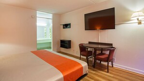 A hotel room with a bed, a desk, and a TV. - Motel 6 Tifton, GA (Tifton)