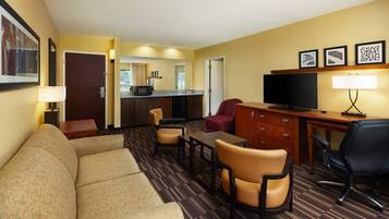 Ropa de cama de alta calidad y caja de seguridad en la habitación