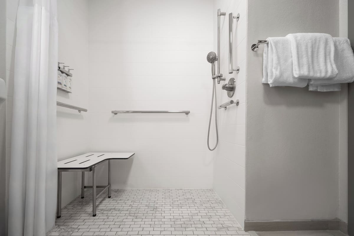 標準客房, 1 張特大雙人床, 無障礙 (Mobility, Roll-In Shower) | 高級寢具、客房內保險箱、書桌、遮光布/窗簾