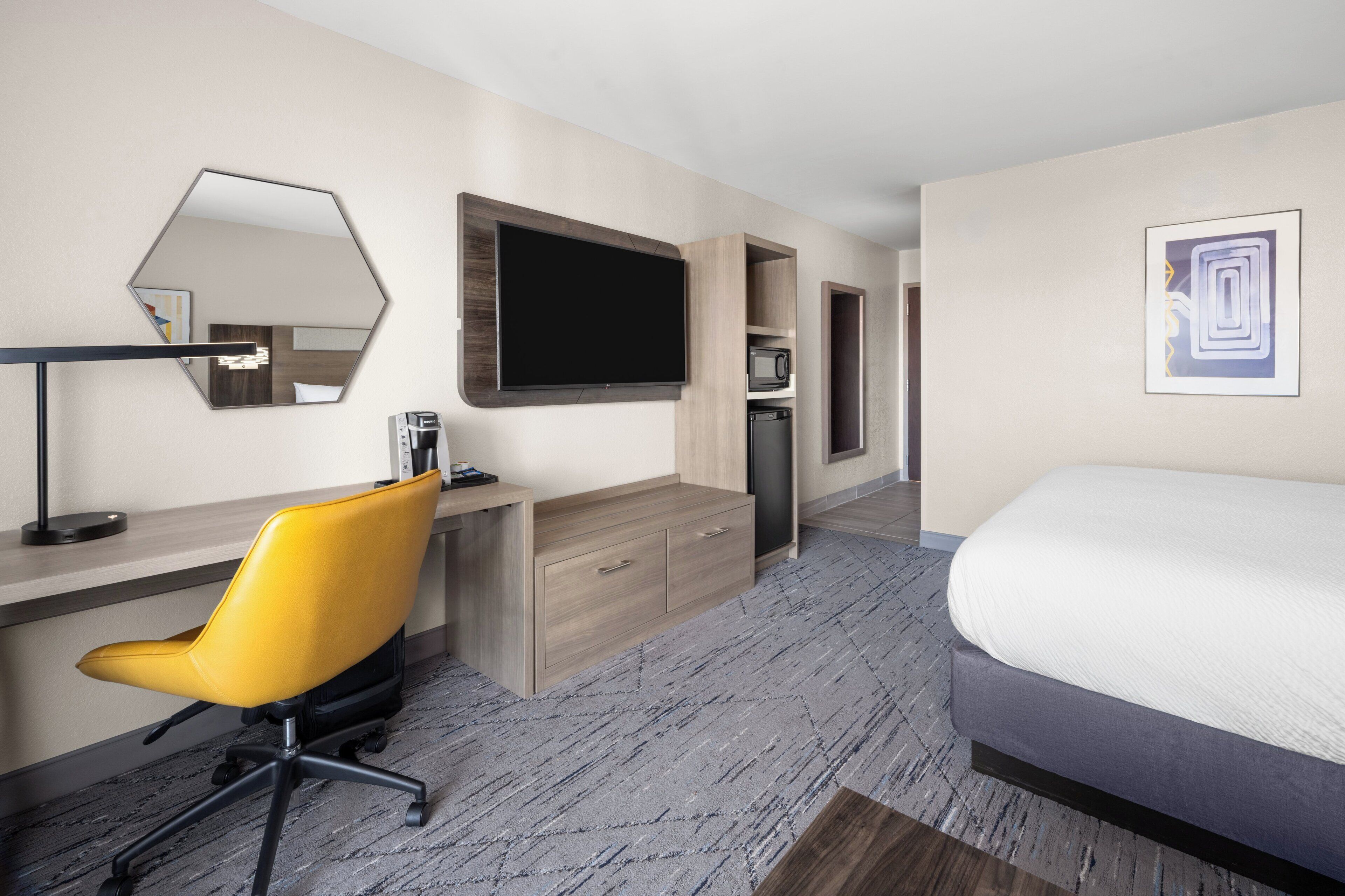 Standard Room, 1 King Bed, Balcony | Premium bedding, in-room safe, desk, blackout drapes