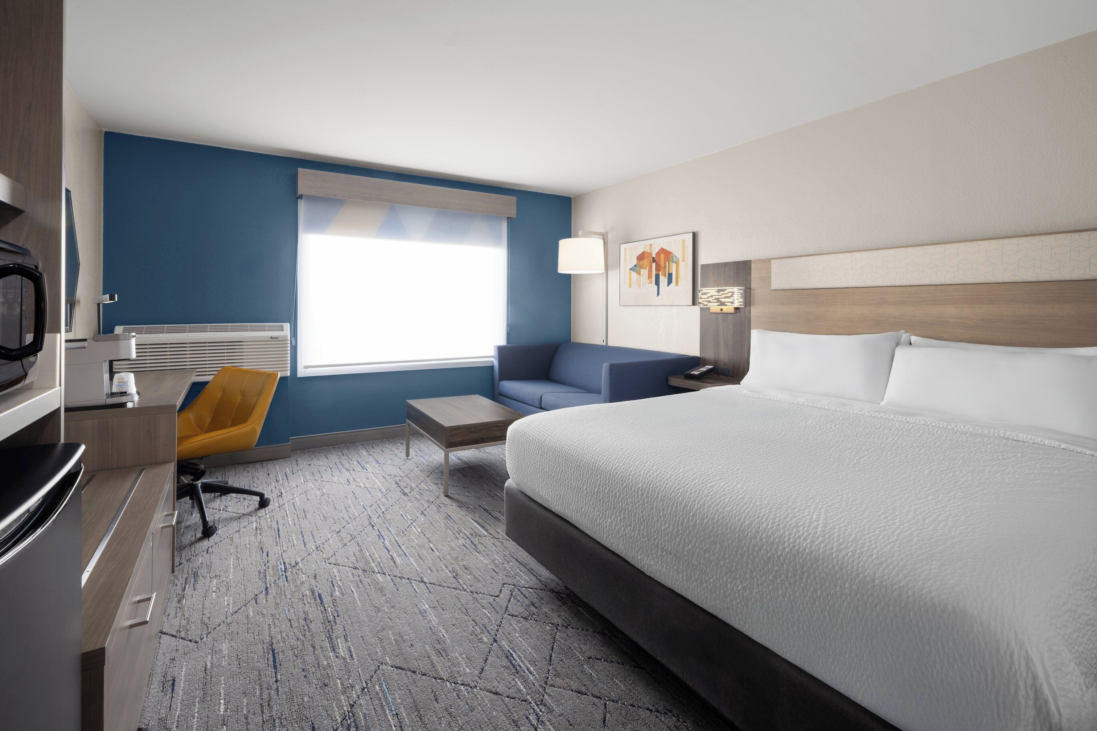 Standard Room, 1 King Bed | Premium bedding, in-room safe, desk, blackout drapes