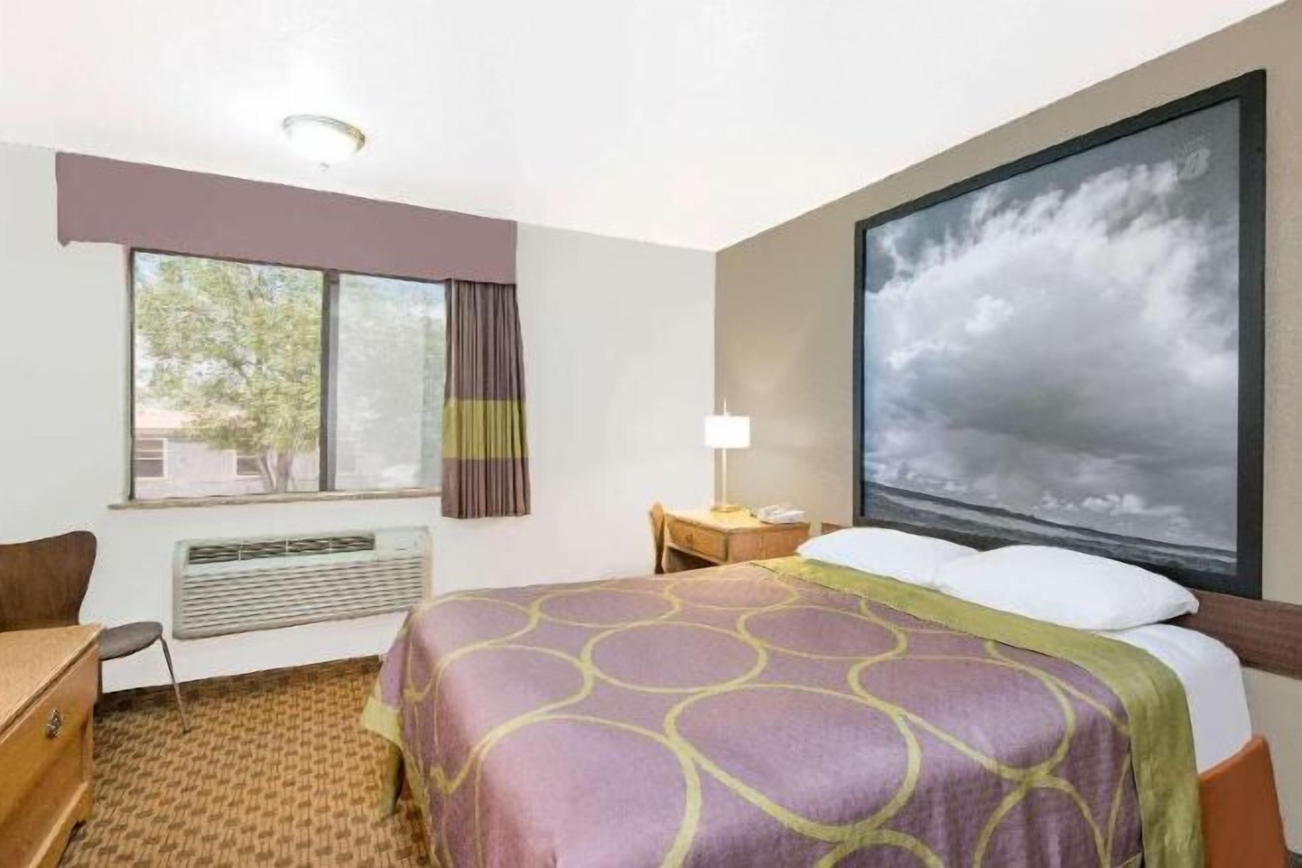 Skrivebord, blendingsgardiner og strykejern/-brett