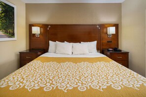 Standard Room, 1 King Bed, Smoking | Premium bedding, desk, blackout drapes, iron/ironing board - Days Inn by Wyndham Thomaston (Thomaston)