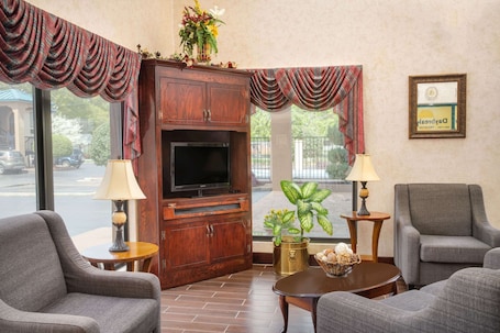 Lobby. Days Inn by Wyndham Thomaston
