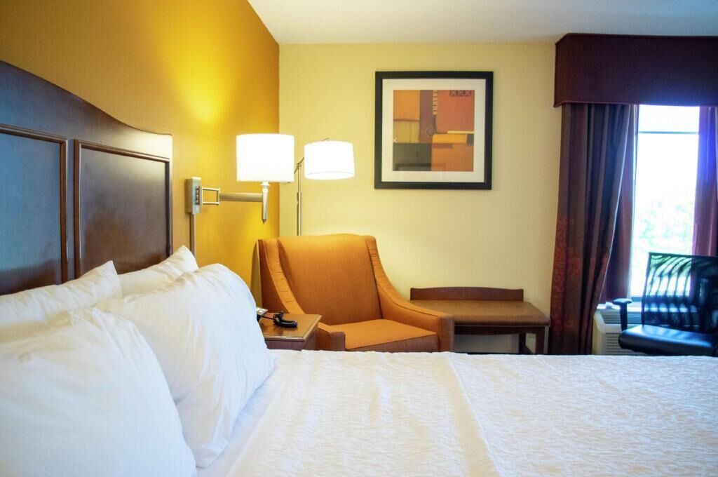 Egyptian cotton sheets, premium bedding, pillowtop beds, desk