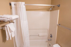 Combined shower/bathtub, free toiletries, towels