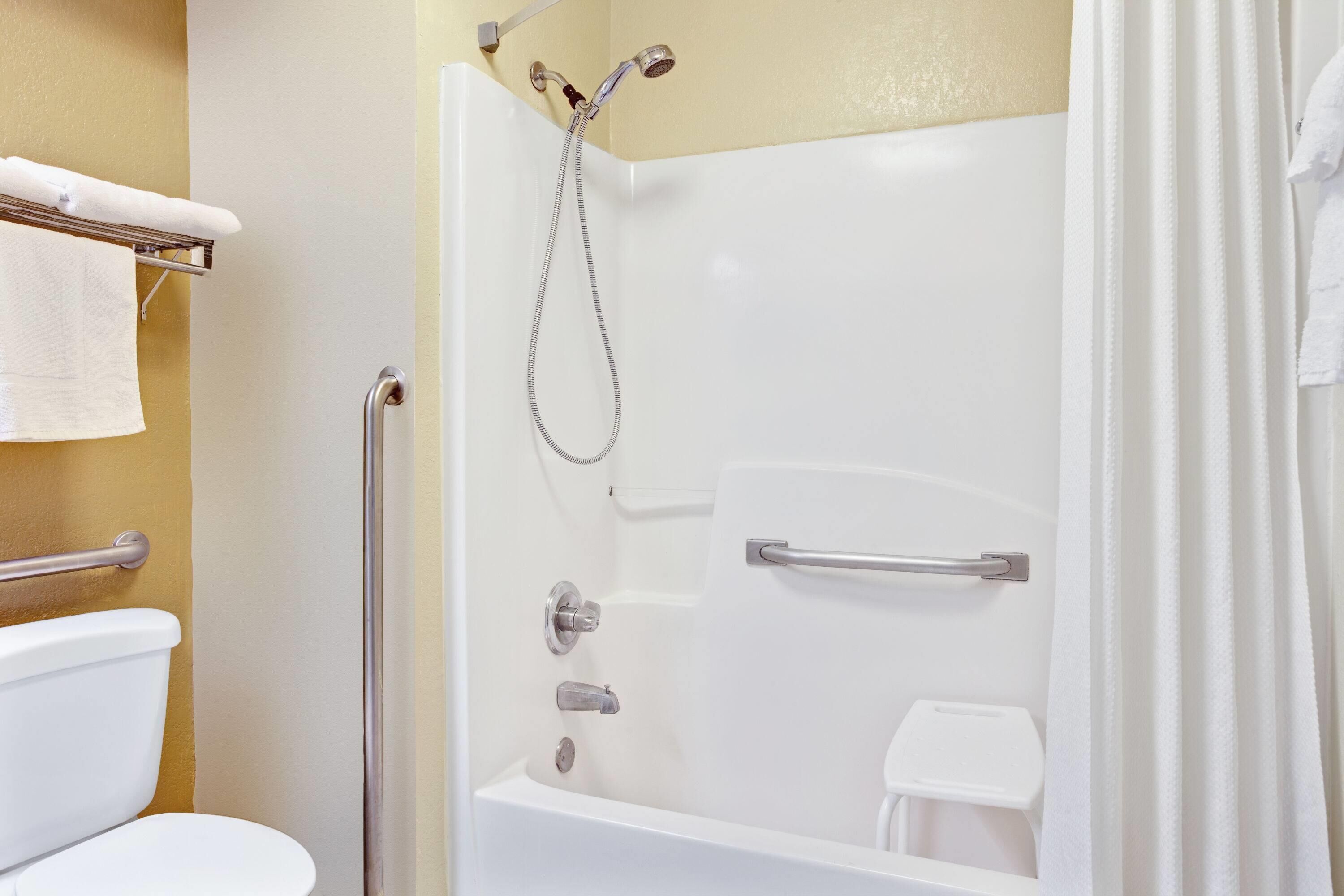 Combined shower/bathtub, free toiletries, towels