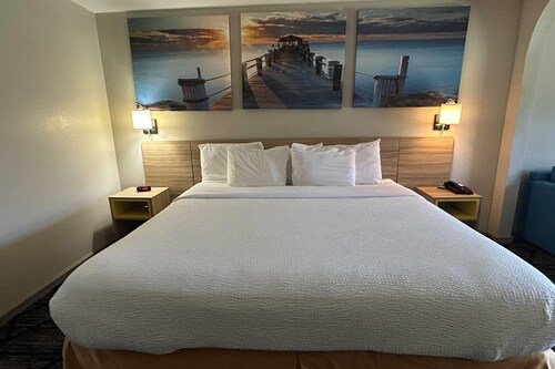 Days Inn & Suites by Wyndham Stockbridge South Atlanta