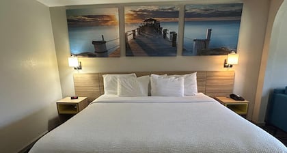 Days Inn & Suites by Wyndham Stockbridge South Atlanta