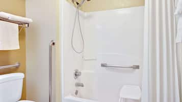 Combined shower/bathtub, free toiletries, towels