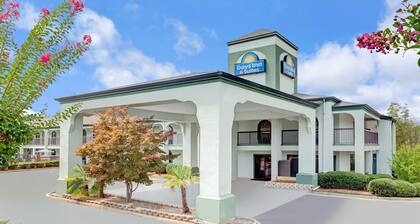 Days Inn & Suites by Wyndham Stockbridge South Atlanta