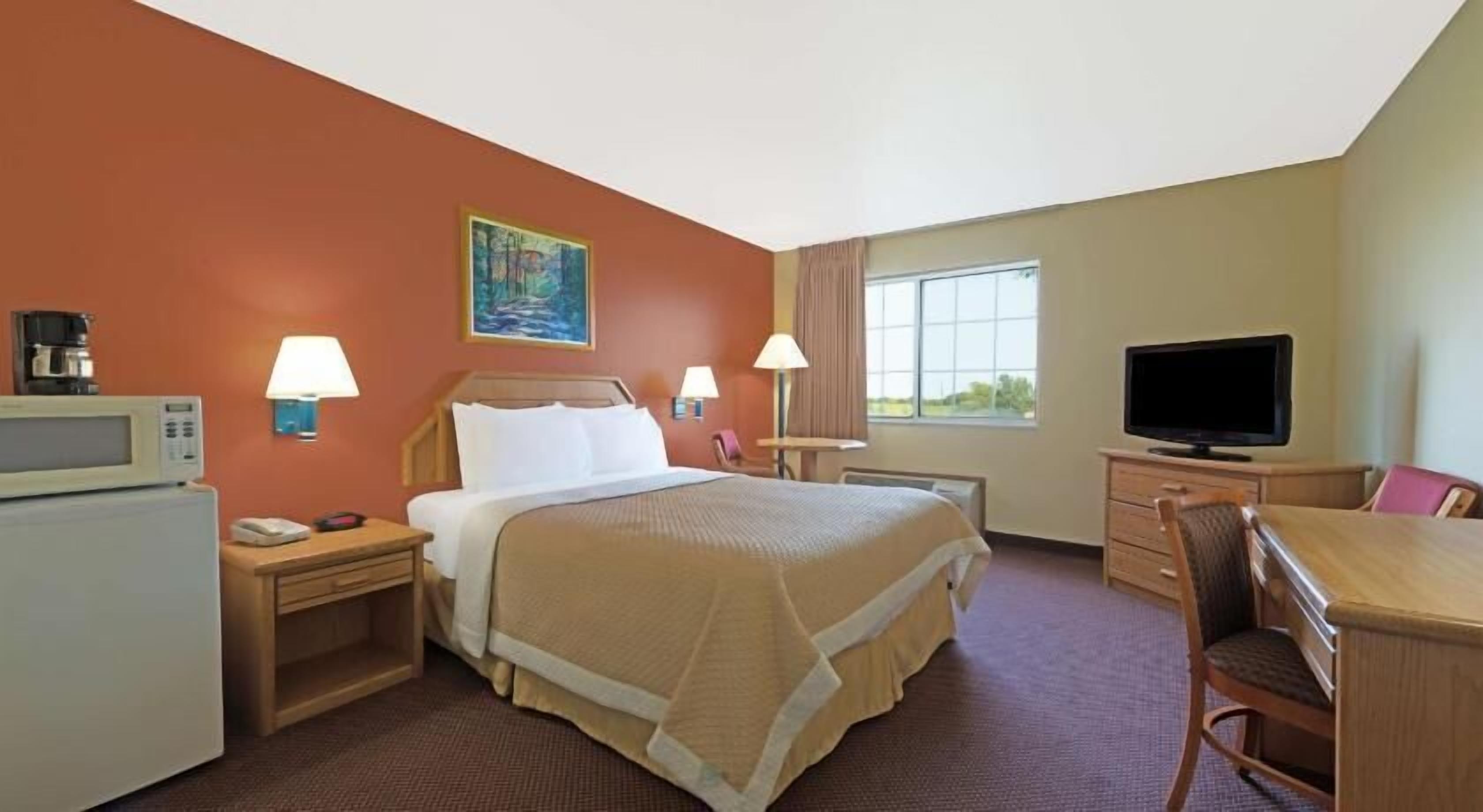 خزنة داخل الغرفة ومكتب ومكواة/لوح كي وأسرّة أطفال/رضّع (مجانًا)