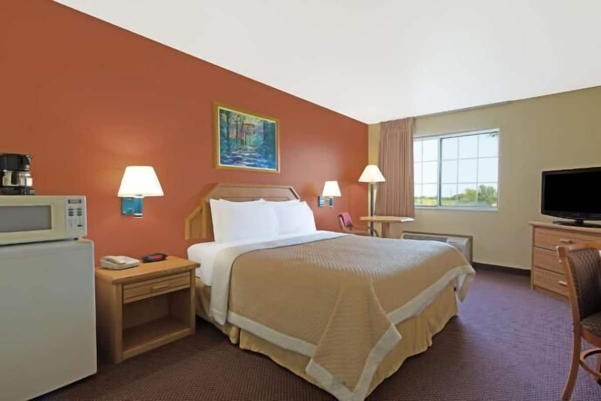 客房内保险箱、办公桌、熨斗/熨衣板、免费婴儿床