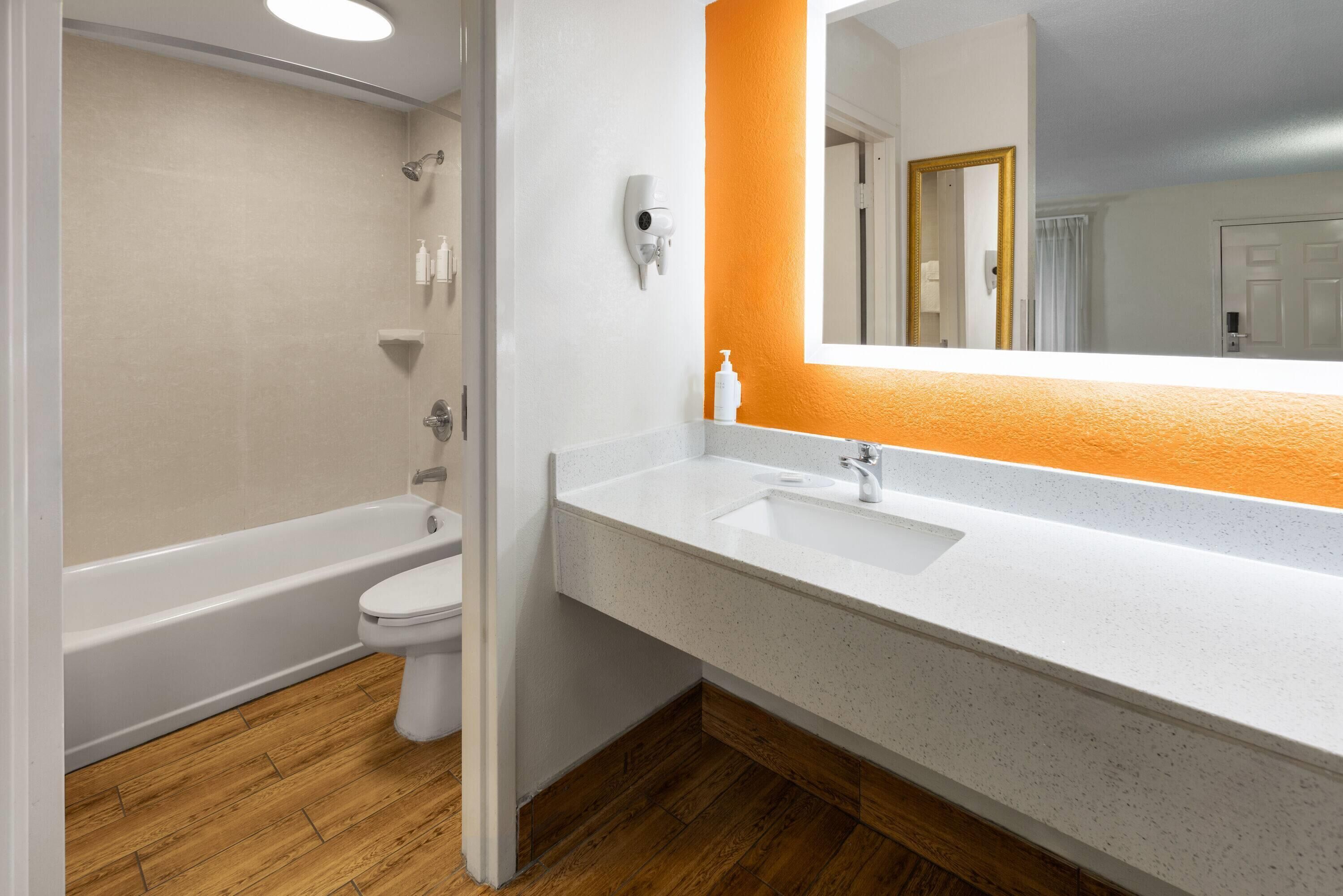 Photo - Howard Johnson by Wyndham Savannah GA