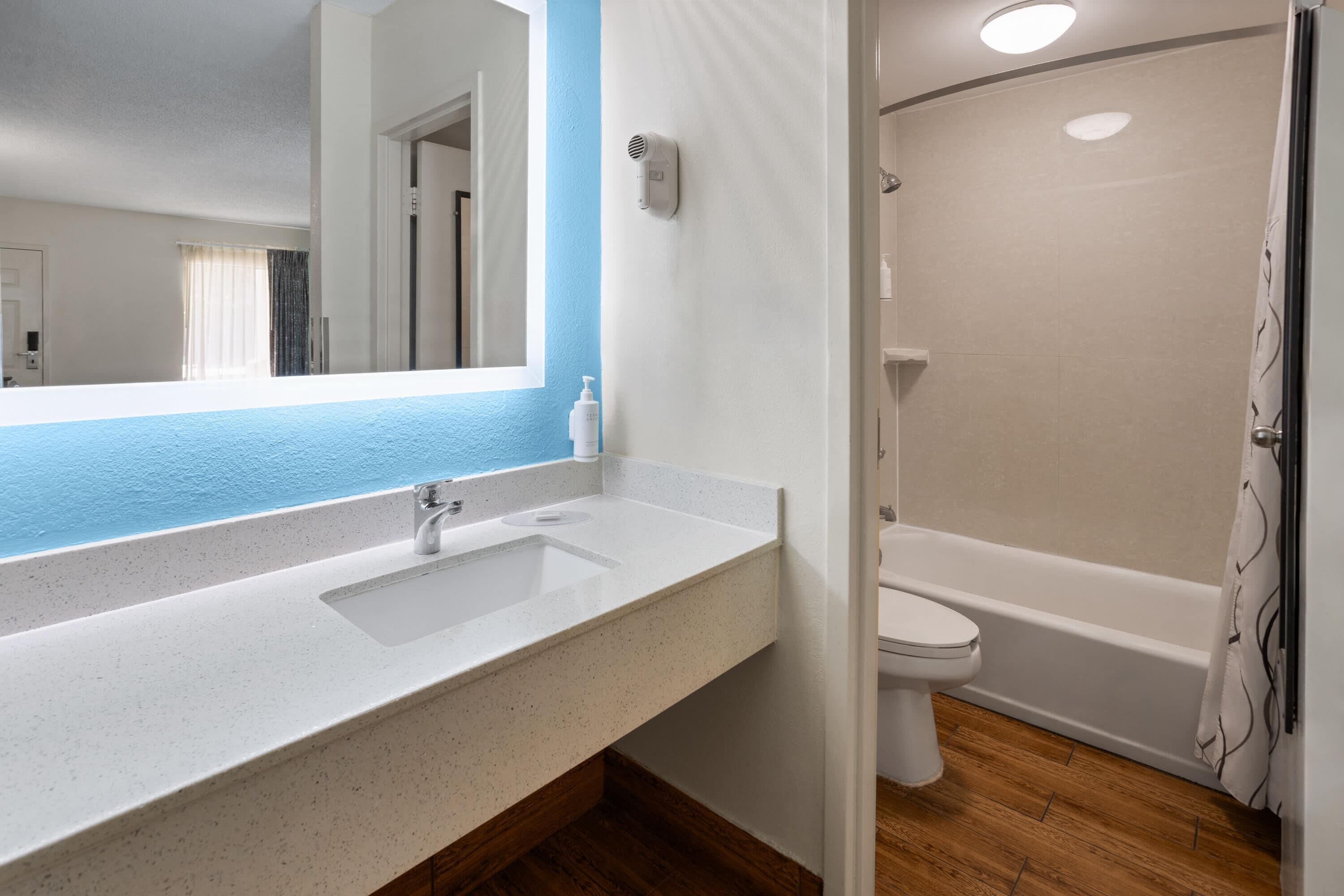 Photo - Howard Johnson by Wyndham Savannah GA