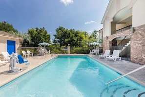 Una piscina al aire libre de temporada