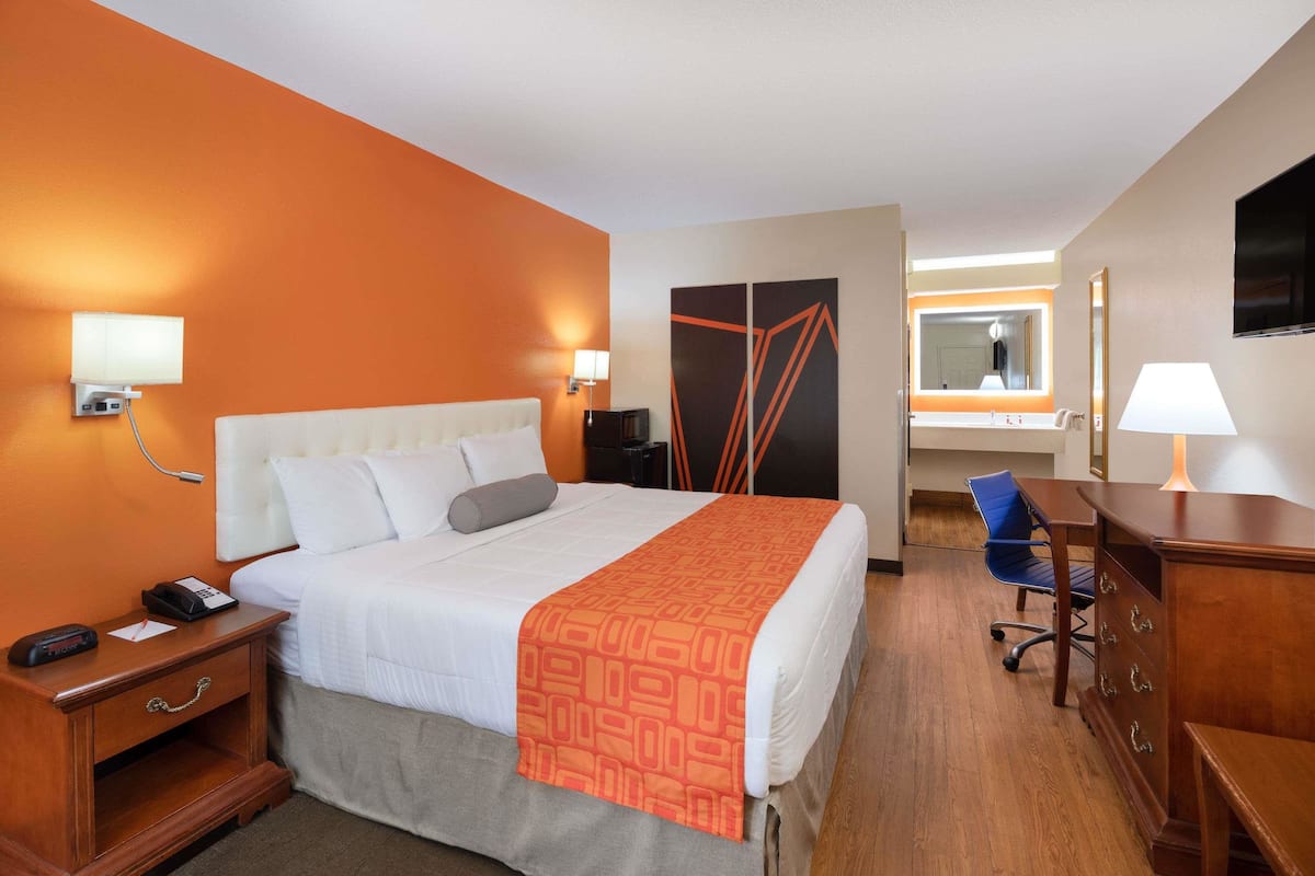 Room, 1 King Bed, Accessible, Non Smoking | Desk, soundproofing, iron/ironing board, rollaway beds
