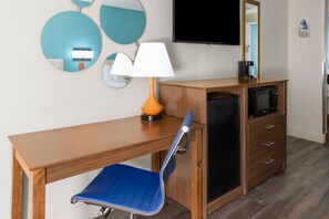Kamer, 2 tweepersoonsbedden, niet-roken | Een bureau, geluiddichte muren, een strijkplank/strijkijzer