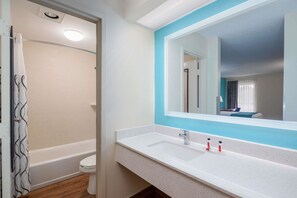 Chambre, 2 lits doubles, non-fumeurs | Salle de bain | Articles de toilette gratuits, sèche-cheveux, serviettes fournies