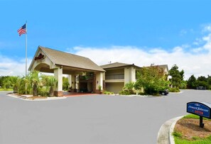 Exterior - Howard Johnson by Wyndham Savannah GA (Savannah)