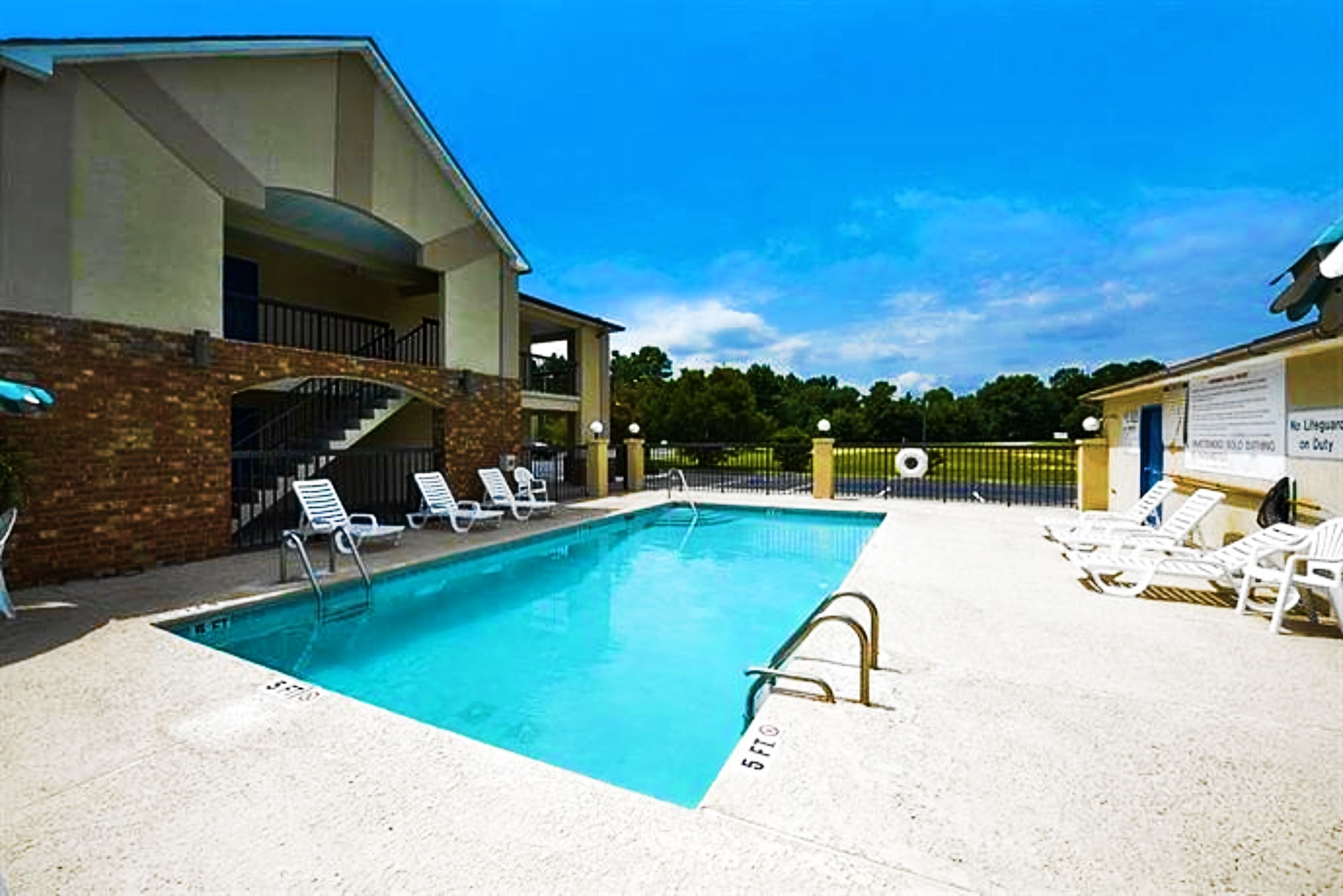 Photo - Howard Johnson by Wyndham Savannah GA