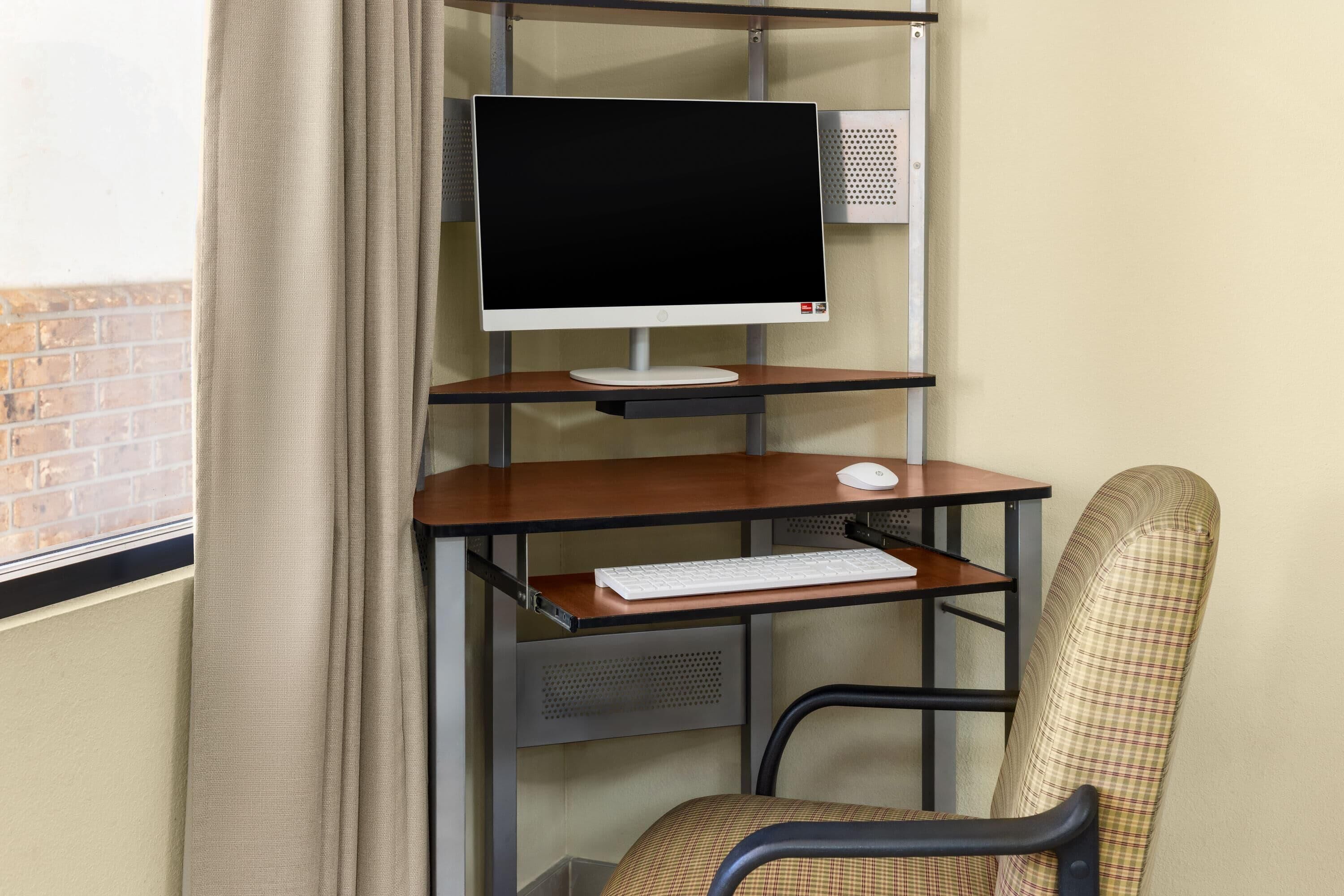 Photo - Howard Johnson by Wyndham Savannah GA