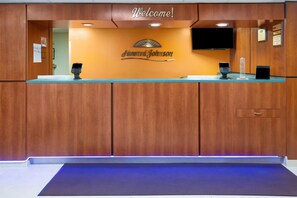 Lobby - Howard Johnson by Wyndham Savannah GA (Savannah)