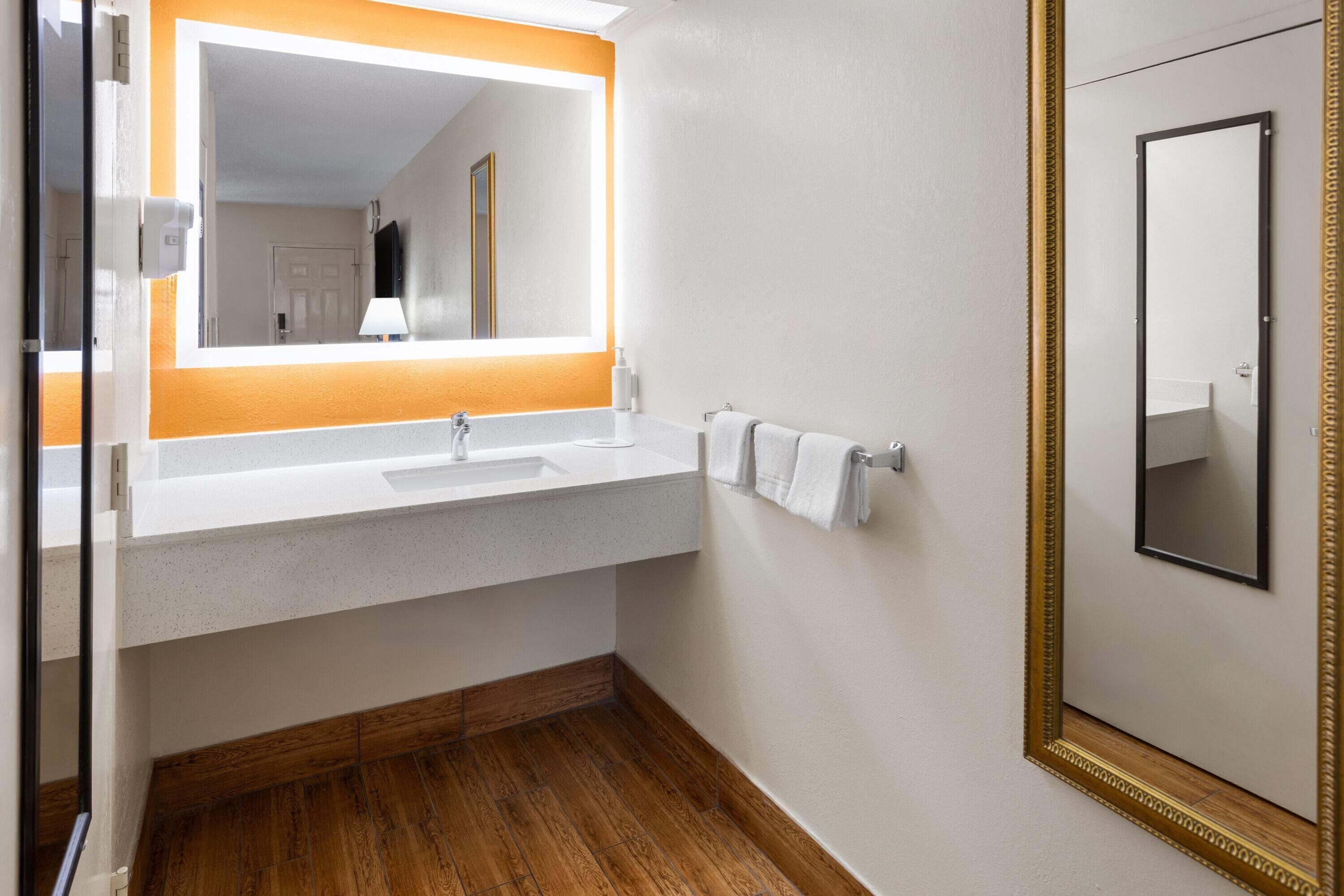 Photo - Howard Johnson by Wyndham Savannah GA