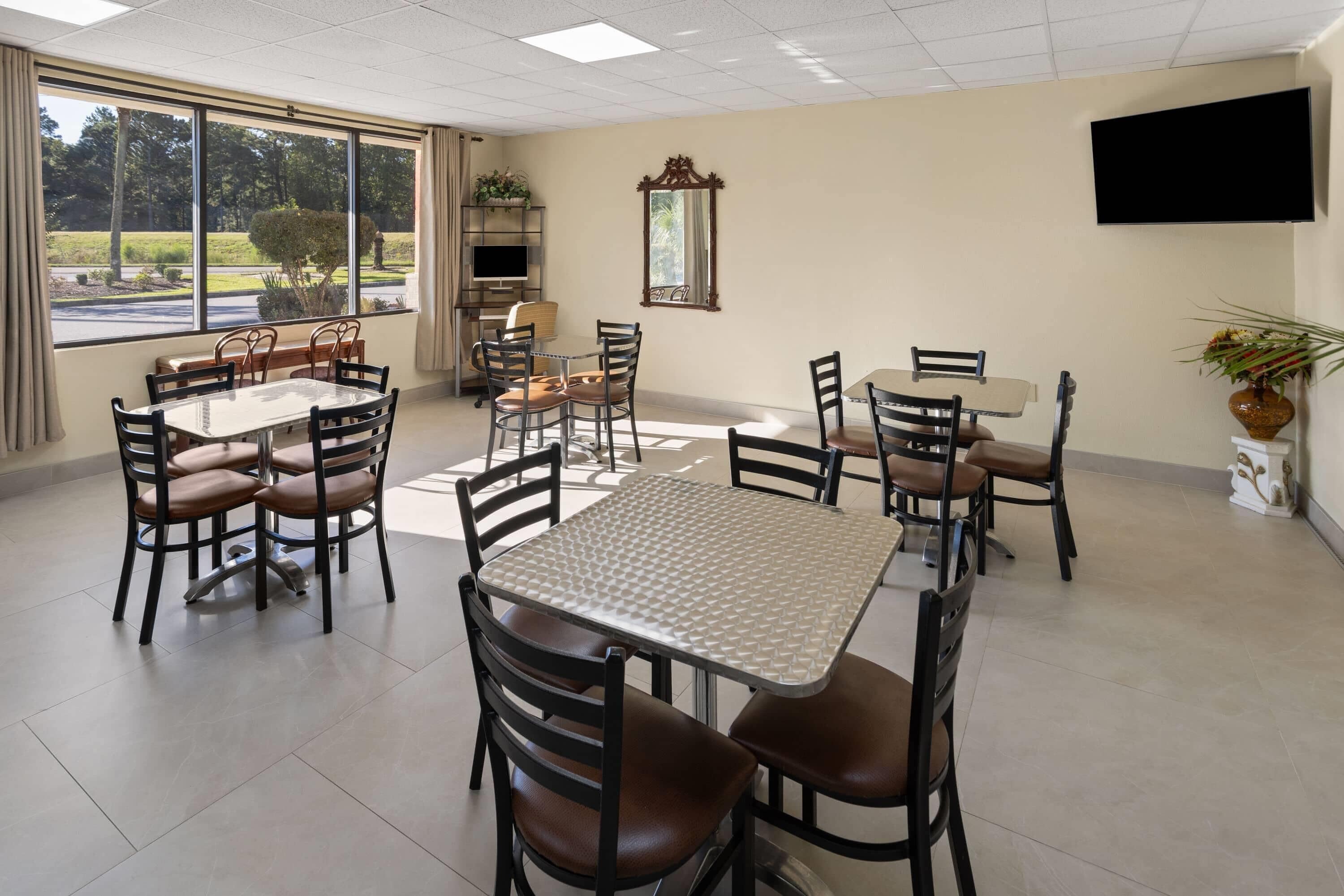 Photo - Howard Johnson by Wyndham Savannah GA