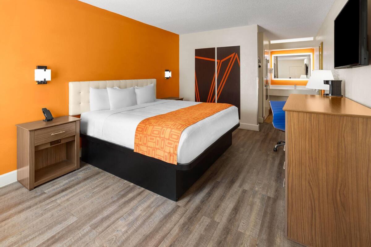 Room, 1 King Bed, Accessible, Non Smoking | Desk, soundproofing, iron/ironing board, rollaway beds (surcharge)