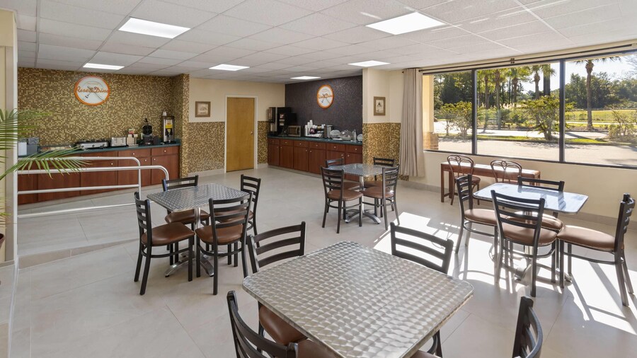 Howard Johnson by Wyndham Savannah GA