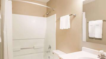 Combined shower/tub, free toiletries, towels