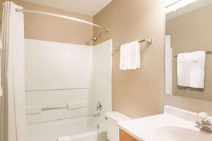 Combined shower/tub, free toiletries, towels