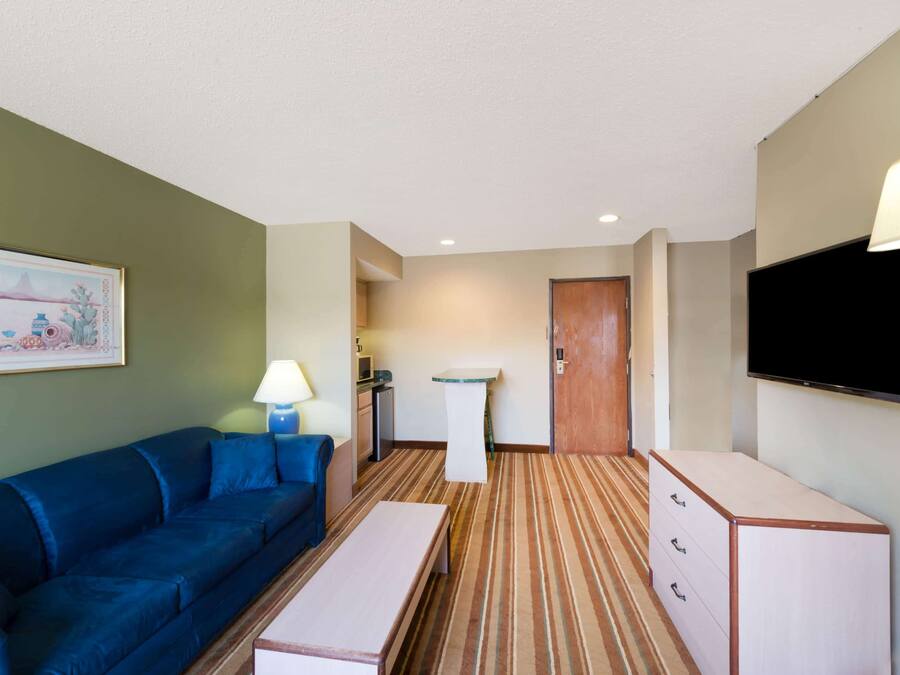 Meja, seterika/papan seterika, katil bayi/kot (percuma)