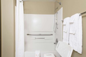 Ensemble douche/baignoire, articles de toilette gratuits