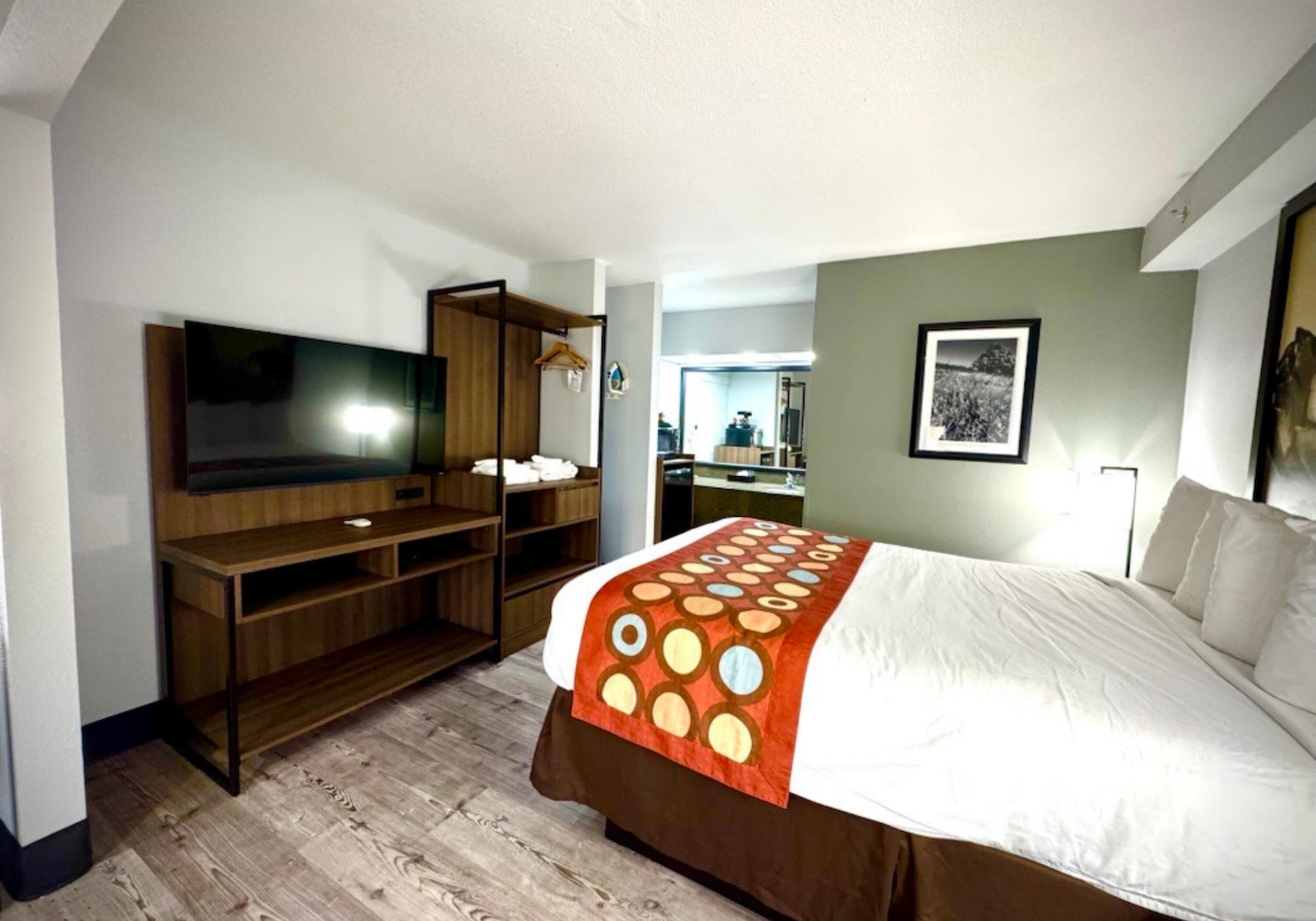 Rom – standard, 1 queensize-seng, ikke-røyk (with Single Sofabed) | Sengetøy av topp kvalitet, senger med overmadrass og safe på rommet