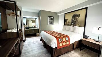 Room, 1 Queen Bed, Non Smoking | Premium bedding, pillowtop beds, in-room safe, desk