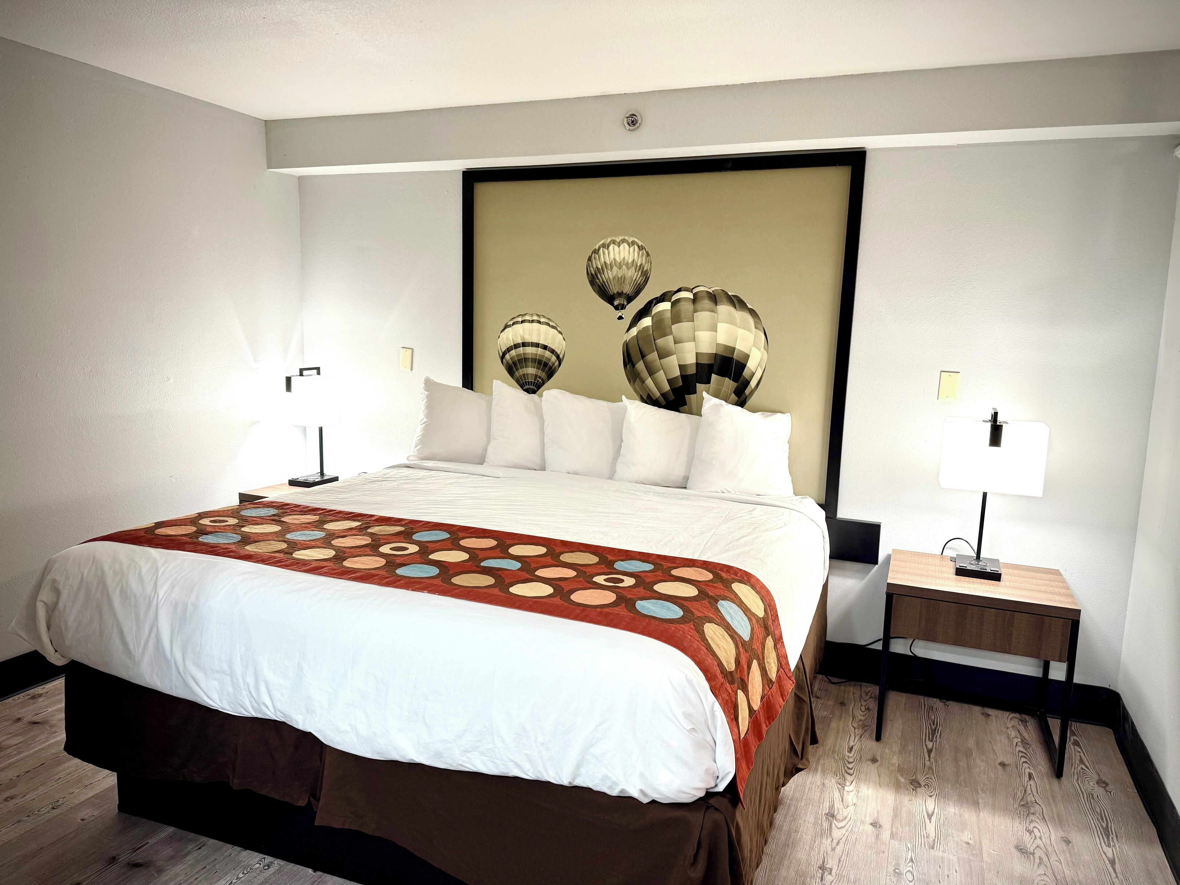 Studio Suite, 1 King Bed, Non Smoking | Premium bedding, pillowtop beds, in-room safe, desk