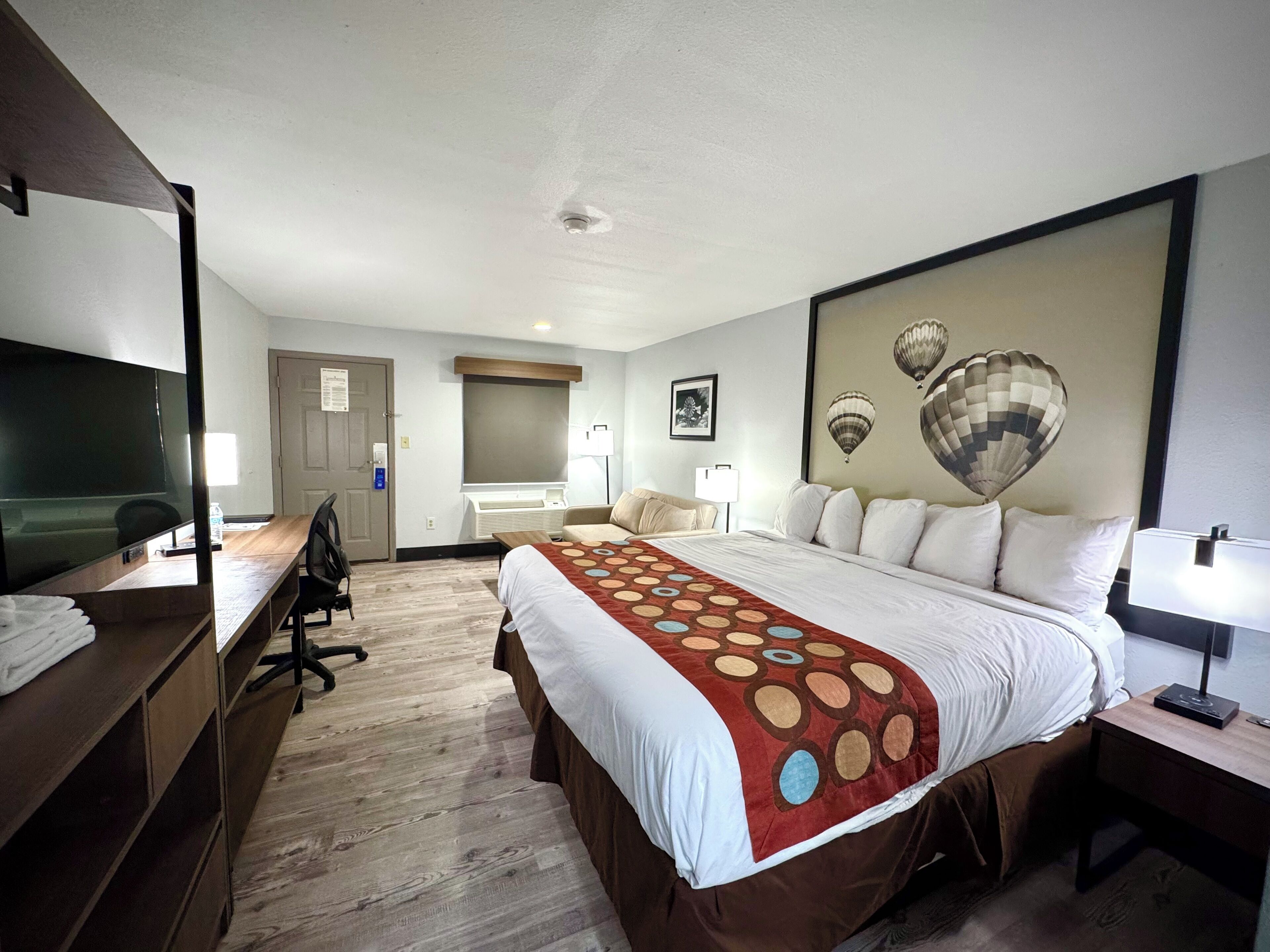 客房, 1 張特大雙人床, 非吸煙房 | 高級寢具、舒適加層、客房內保險箱、書桌