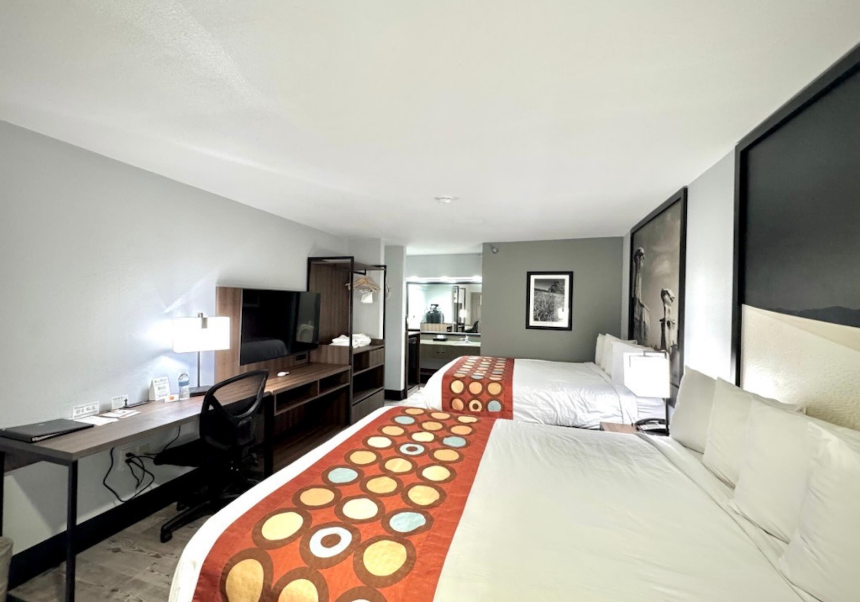 Sengetøy av topp kvalitet, senger med overmadrass og safe på rommet