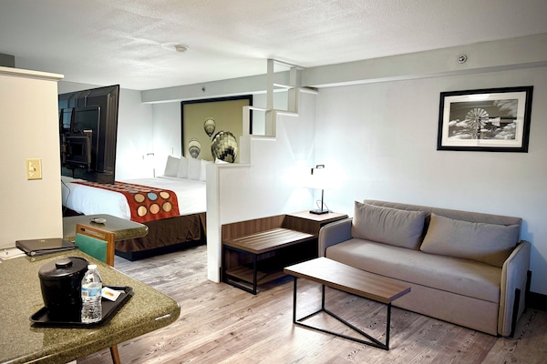 Studio Suite, 1 King Bed, Non Smoking | Premium bedding, pillowtop beds, in-room safe, desk