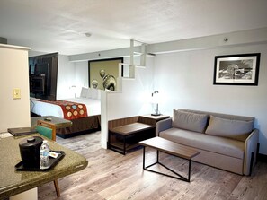 Studio Suite, 1 King Bed, Non Smoking | Premium bedding, pillowtop beds, in-room safe, desk